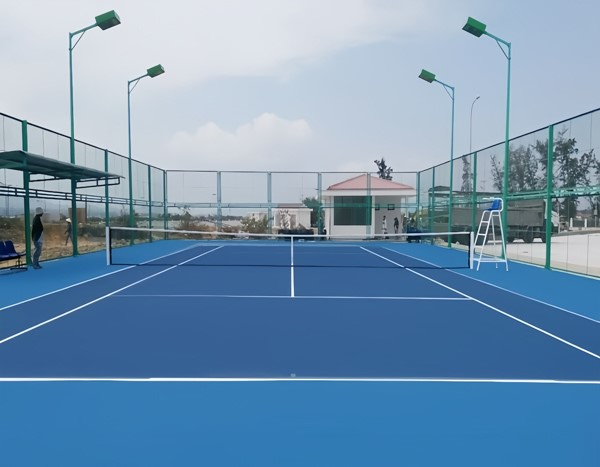 Về các thiết bị trên sân Tennis đôi