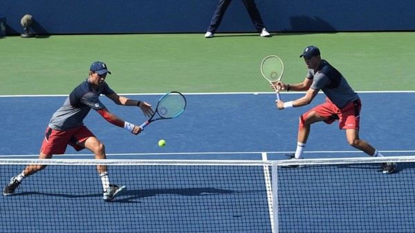 Luật đỡ bóng trong đánh Tennis đôi