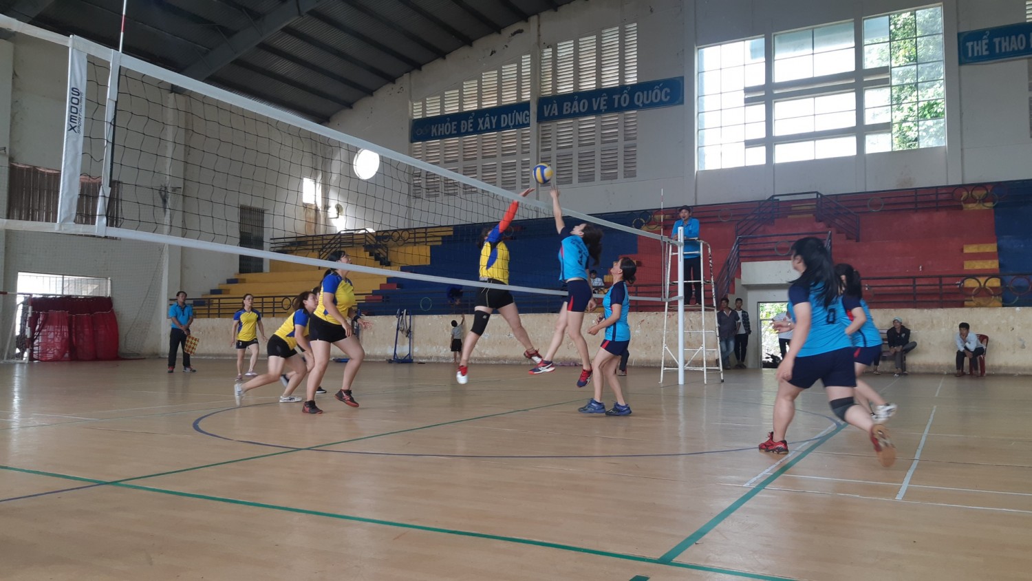 Sân bóng chuyền trong nhà (Indoor Volleyball)